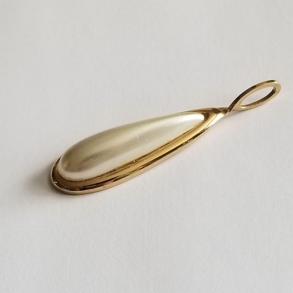 Relisted -Vintage teardrop pendant faux pearl gold tone metal - Picture 4 of 9